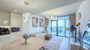 TV, offices - Waterfront Luxury | Furnished | Full Creek View (Dubai)