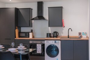 Fridge, microwave, stovetop, electric kettle - City Point Aberdeen by Guestz (Aberdeen)