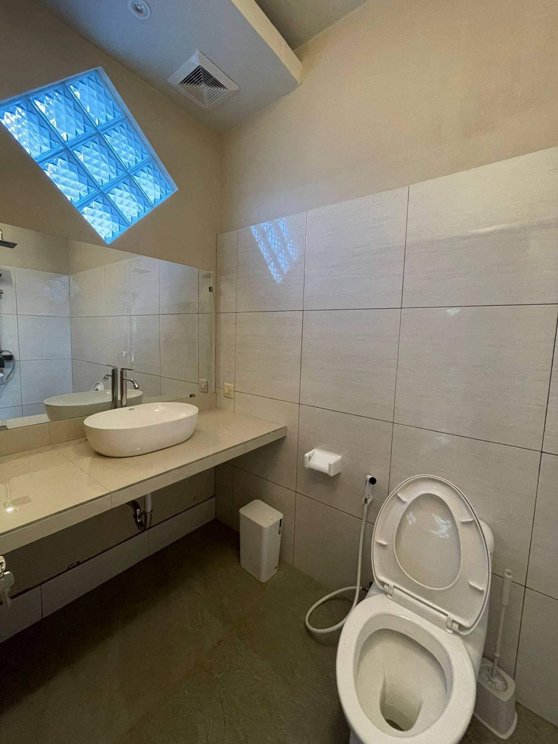 Douche, serviettes fournies, papier toilette
