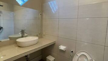 Douche, serviettes fournies, papier toilette