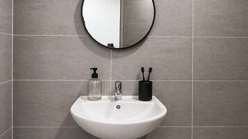 Sèche-cheveux, bidet, serviettes fournies, savon
