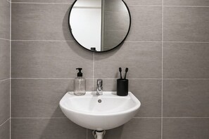 Haartrockner, Bidet, Handtücher, Seife
