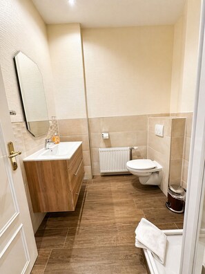 Bathroom - Vrbo Property (Kühlungsborn)