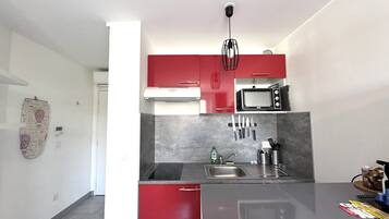 Fridge, oven, coffee/tea maker, electric kettle