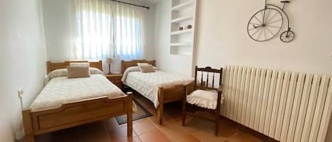 5 chambres, fer et planche à repasser, accès Internet, draps fournis
