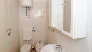 Apartemen | Kamar mandi | Shower dan pengering rambut
