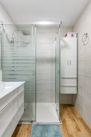 Shower, hair dryer, towels, soap - Spacious and bright apartment with large private roof terrace-solarium. (Nerja)