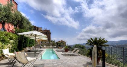 Casa Pisani in einem Gebäude mit Garten und Swimmingpool