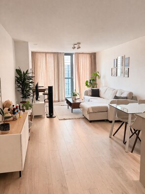 Living area - Spacious flat Stratford 15 min to ABBA Arena (London)