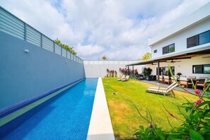 Outdoor pool - Luxury 6BR Villa - Private Pool - Walk to Beach - Tamarindo (Tamarindo)