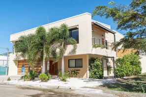 A modern two-story house with a flat roof, large windows, and a balcony. - Luxury 6BR Villa - Private Pool - Walk to Beach - Tamarindo (Tamarindo)