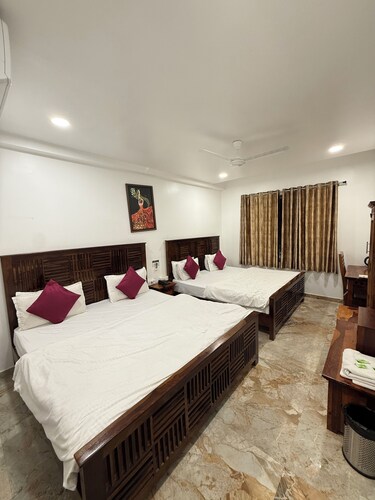 The Naklang Hotel & Restro