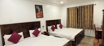 The Naklang Hotel & Restro