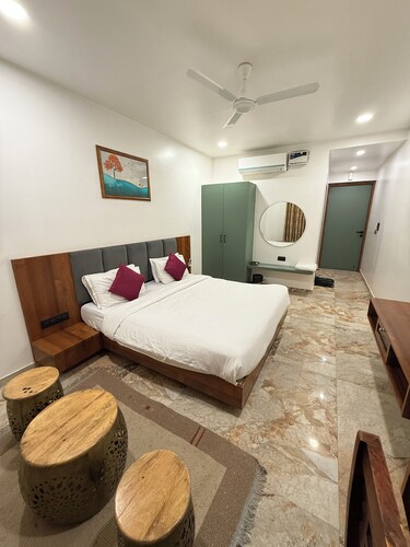 The Naklang Hotel & Restro