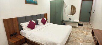 The Naklang Hotel & Restro