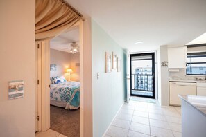 Ein Hotelzimmer mit Bett, Schreibtisch und Blick ins Freie.