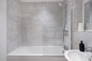 Towels, soap, shampoo, toilet paper - City Point Aberdeen by Guestz (Aberdeen)