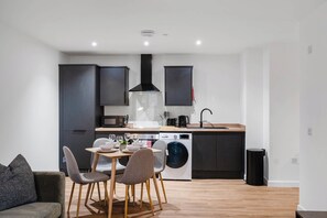 Fridge, microwave, stovetop, electric kettle - City Point Aberdeen by Guestz (Aberdeen)