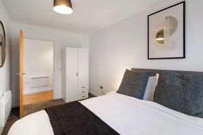 2 habitaciones, tabla de planchar con plancha, wifi y ropa de cama 