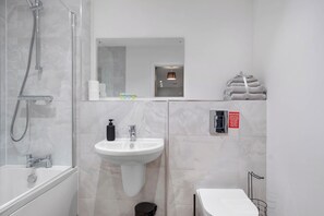 Towels, soap, shampoo, toilet paper - City Point Aberdeen by Guestz (Aberdeen)