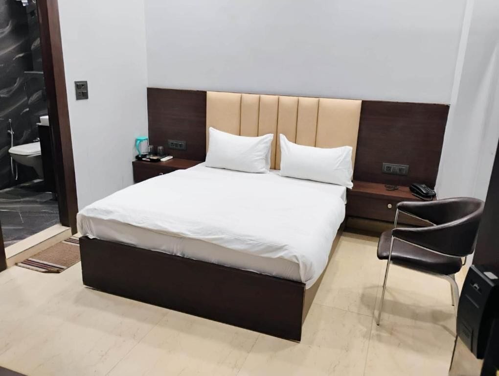 Habitación estándar doble, balcón, vistas a la ciudad | Wifi gratis