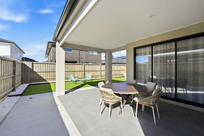 Outdoor dining - Luxury Spacious Family House Full of Love & Unity! (Mambourin)