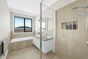 Shower, hair dryer, bidet, towels - Luxury Spacious Family House Full of Love & Unity! (Mambourin)