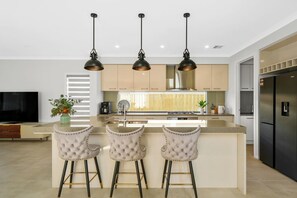Private kitchen - Luxury Spacious Family House Full of Love & Unity! (Mambourin)