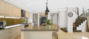Luxury Spacious Family House with Gym, Heated Pool, Spa and Tennis Court.