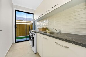 Private kitchen - Luxury Spacious Family House Full of Love & Unity! (Mambourin)