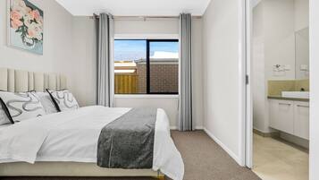 6 bedrooms, iron/ironing board, WiFi, bed sheets