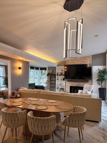 Luxury Riverside Pool & Family Retreat