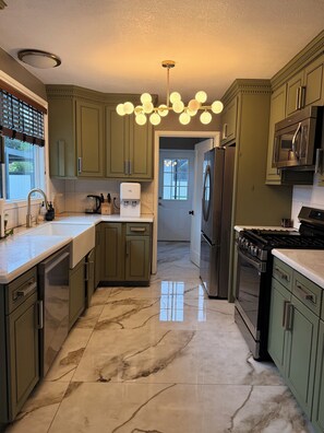 Fridge, microwave, oven, stovetop - Luxury Riverside Pool & Family Retreat (Riverside)