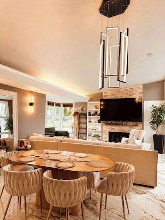 Luxury Riverside Pool & Family Retreat