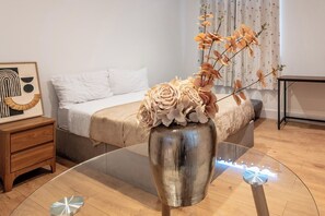 1 bedroom, iron/ironing board, Internet, bed sheets - Chic Modern Flat with Stylish Interior (Kent)
