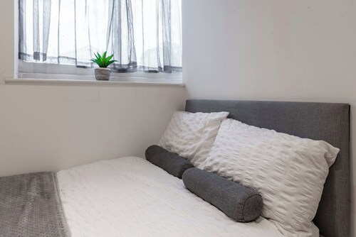 Bright Modern Flat Near Everything