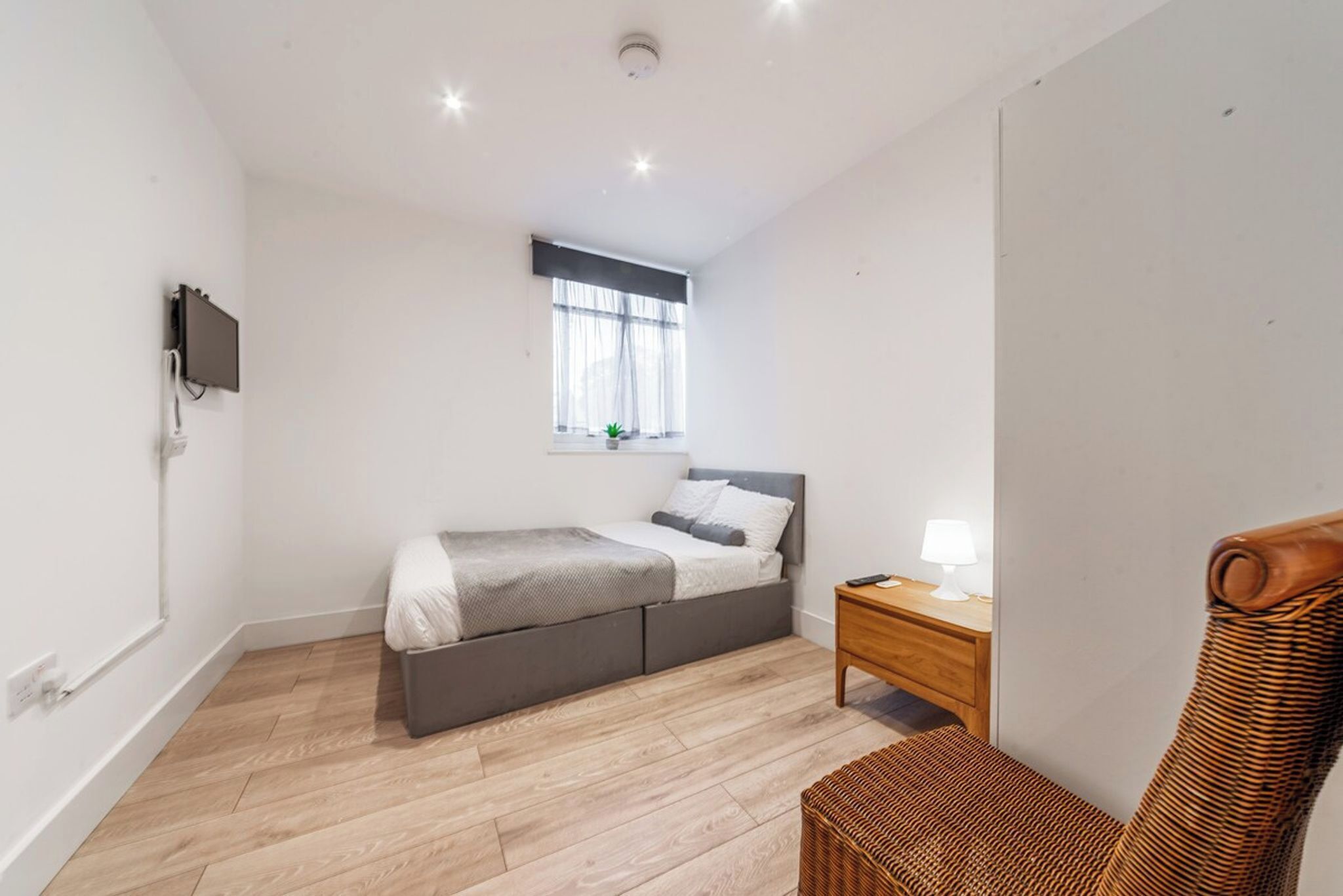 1 habitación, tabla de planchar con plancha, internet y ropa de cama 