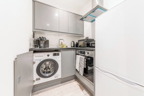 Private kitchen - Bright Modern Flat Near Everything (Kent)