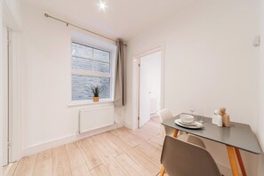 Dining - Bright Modern Flat Near Everything (Kent)
