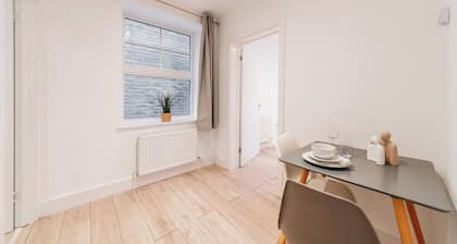 Bright Modern Flat Near Everything