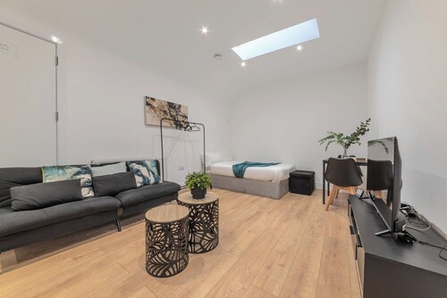 Homely Flat with Natural Light