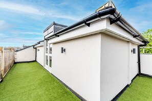 Property grounds - Modern City Center Penthouse with Rooftop Terrace (Kent)