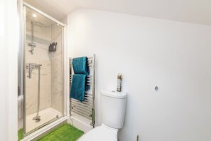 Bathroom - Modern City Center Penthouse with Rooftop Terrace (Kent)
