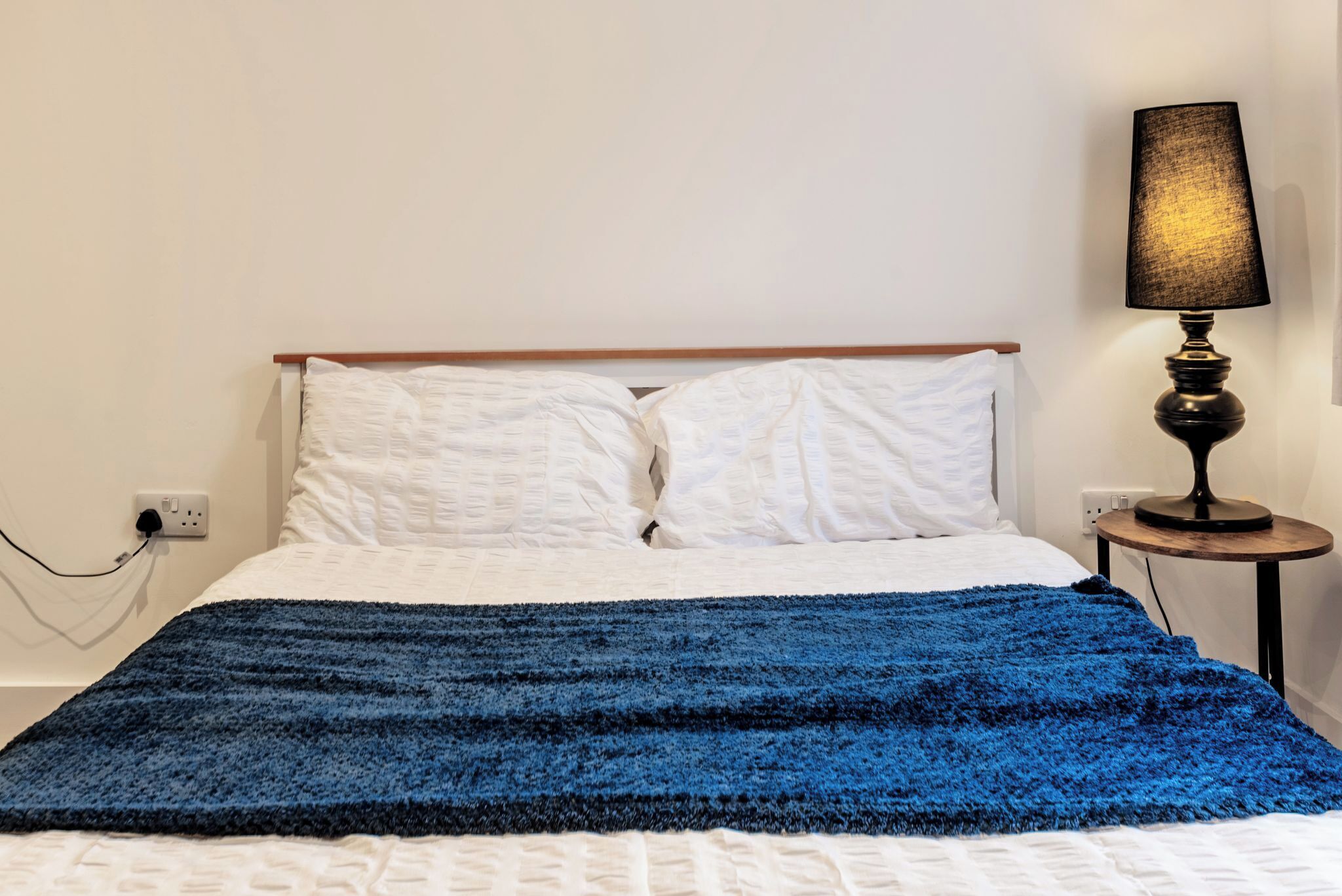 1 habitación, tabla de planchar con plancha, internet y ropa de cama 