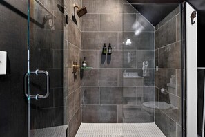 Dusche, Haartrockner, Handtücher, Shampoo
