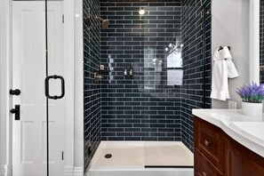 Douche, sèche-cheveux, serviettes fournies, shampoing