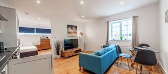 Spacious Well Lit Family Friendly Flat