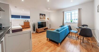 Spacious Well Lit Family Friendly Flat