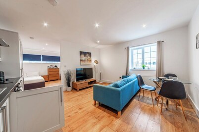Spacious Well Lit Family Friendly Flat