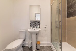 Bathroom - Spacious Family Friendly Studio Near City Centre (Kent)